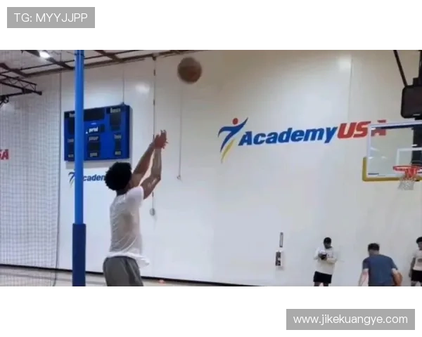 老鹰队全力备战新赛季训练照片展现专注与决心